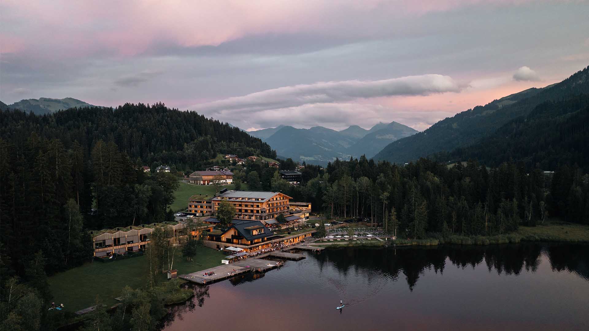 Hotel-Sommer-Blue Hour-6-Alpenhotel-Kitzbuehel-Schwarzsee